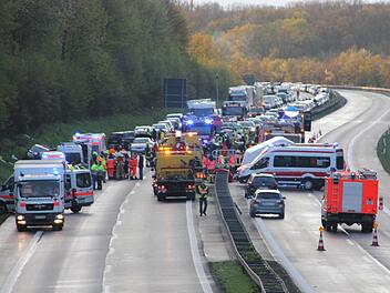Die Unfallstelle auf der A 70. Ein Großaufgebot an Hilfskräften war im Einsatz.  Fotos: Klaus Schmitt