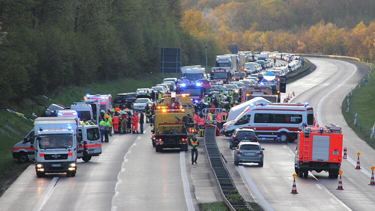 Die Unfallstelle auf der A 70. Ein Großaufgebot an Hilfskräften war im Einsatz.  Fotos: Klaus Schmitt