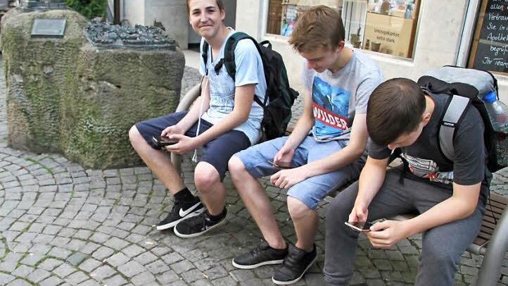 Konstantin Rauh (14), Eduard Ring (15) und Leon Haderlein (14) ziehen mit einer Riesen-Gruppe durch Kulmbachs Innenstadt und gehen auf Pokemon-Jagd. Fotos: Sonny Adam