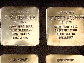Gedenken an die jüdische Opfer des Nationalsozialismus: In Bad Kissingen sind Stolpersteine zu finden. Der Stadtrat sprach sich anlässlich des 70. Jahrestags der Reichspogromnacht dafür aus. Foto: Archiv/Ralf Ruppert