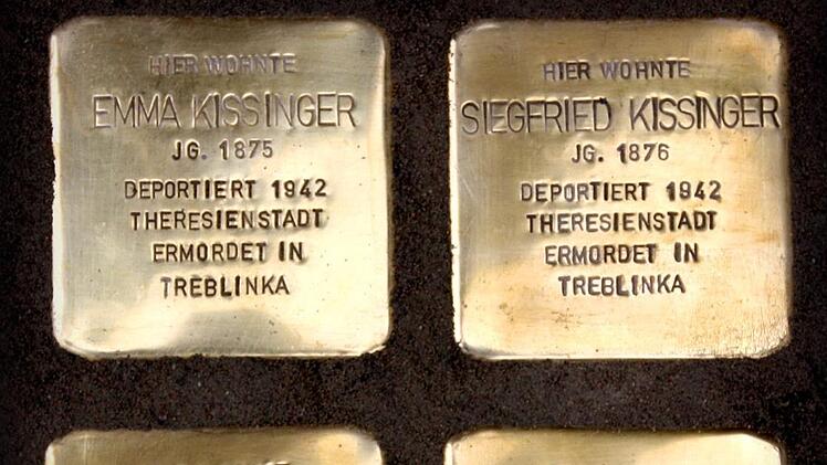 Gedenken an die jüdische Opfer des Nationalsozialismus: In Bad Kissingen sind Stolpersteine zu finden. Der Stadtrat sprach sich anlässlich des 70. Jahrestags der Reichspogromnacht dafür aus. Foto: Archiv/Ralf Ruppert