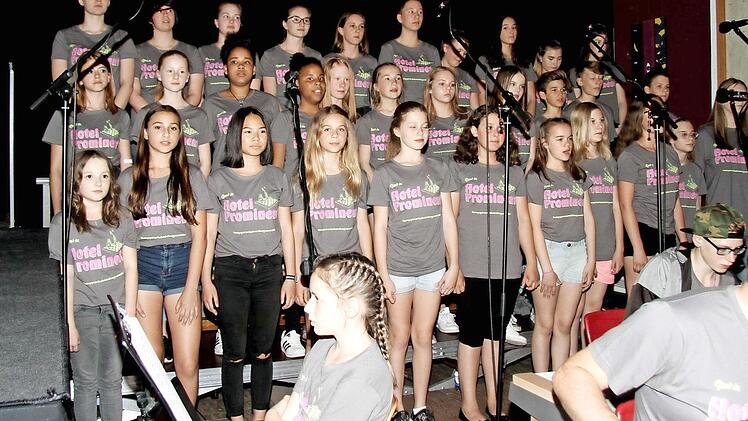 Der Schulchor und die Schülerband wirkten ebenfalls mit.