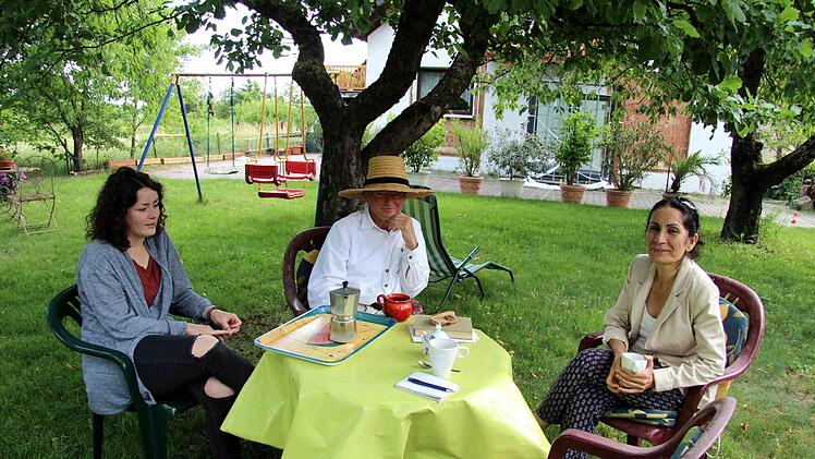 Karl und Esmat Hofmann mit ihrer Tochter Hanna bei einer Kaffeepause Foto: Richard Sänger