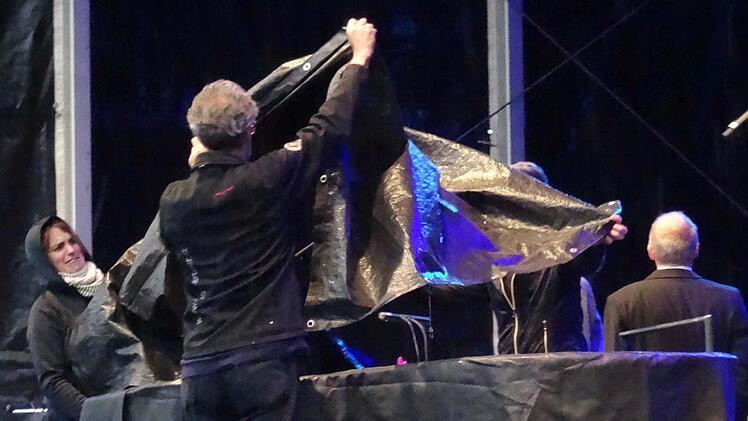 Impressionen vom Coburger Klassik-Open-Air im Rosengarten mit dem Philharmonischen Orchester des Landestheaters: Vor Beginn musste der Flügel vorsorglich abgedeckt werden.Foto: Jochen Berger