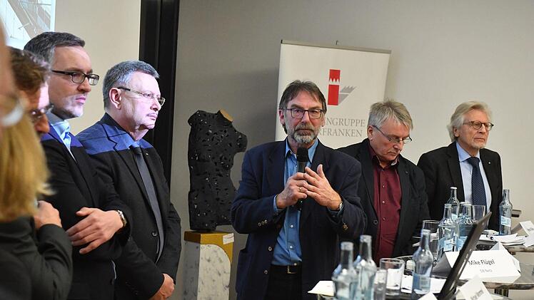 Claus Reinhardt, Sprecher Baureferat der Stadt, am Mikro  Foto: Ronald Rinklef