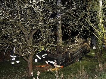 Das Auto überschlug sich und blieb auf dem Dach liegen. Foto: Richard Sänger
