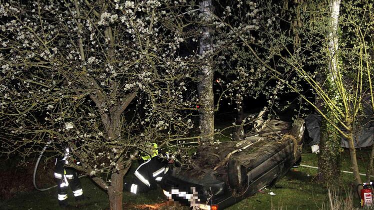 Das Auto überschlug sich und blieb auf dem Dach liegen. Foto: Richard Sänger
