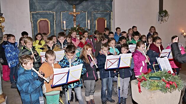 Schuleiterin Anja Schmidt (rechts) mit den Kindern der Grundschule Untermerzbach, setzte wie hier mit der Flötengruppe Akzente beim Konzert. Helmut Will