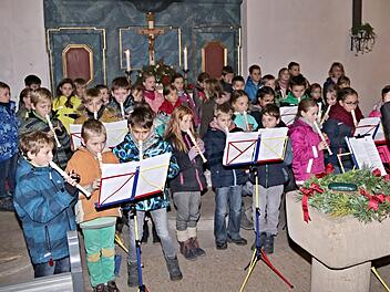 Schuleiterin Anja Schmidt (rechts) mit den Kindern der Grundschule Untermerzbach, setzte wie hier mit der Flötengruppe Akzente beim Konzert. Helmut Will