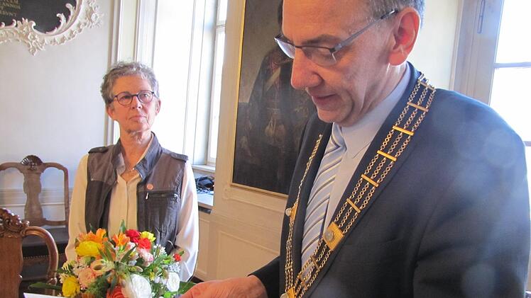 Coburgs Dritter Bürgermeister Thomas Nowak ehrt die ehemalige Vorsitzende des Tier- und Naturschutzvereins Coburg mit der Medaille "Die Stadt Coburg dankt" in Bronze. Foto: Martin Koch