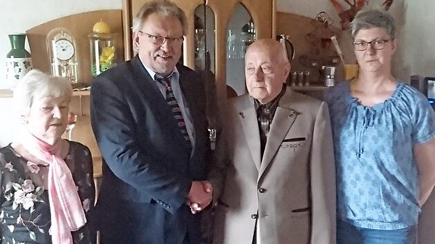 Gratulation durch Bürgermeister Hans Pietz (Zweiter von links) an Rudolf Langer zu dessen 85. Geburtstag; mit im Bild: Ehefrau Agnes Langer und Tochter Renate Gebhardt  Foto: Karl-Heinz Hofmann