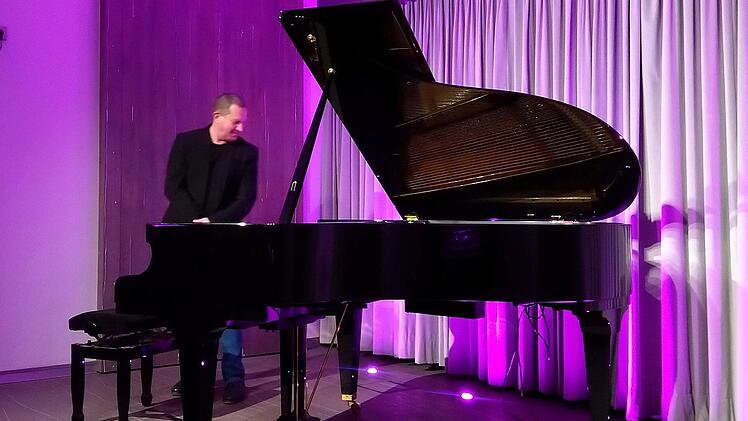 Einen eindringlichen Klavierabend gestaltete der Pianist und Komponist Chris Jarrett bei "Leise am Markt".Foto: Jochen Berger