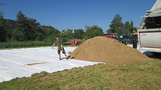 F&uuml;r die Einrichtung des Saalestrands in Hammelburg auf 400 Quadratmetern reichten 33 Tonnen Sand nicht aus. Weitere 8,5 Tonnen mussten nachgeordert werden. Foto: Winfried Ehling