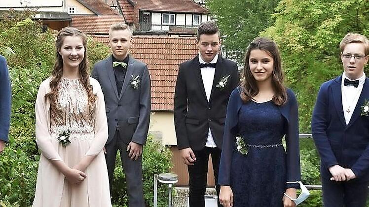 Zwei Mädchen und sechs Jungen wurden am gestrigen Sonntag in der Marienkirche in Königsberg von Pfarrer Peter Hohlweg konfirmiert. Jason Burkard, Tom Böhnlein, Sophie Gnaust, Fabian Schubert, Janik Müller, Lilly Sachs, Nils Burkard und Jakob Schmidt (von links) gingen zum ersten Mal zum Tisch des Herrn. Musikalisch gestaltet wurde der feierliche Gottesdienst vom Posaunenchor Königsberg. Unser Bild zeigt die jungen Christen mit dem Pfarrer in der Nähe der Marienkirche, die im Zentrum der Stadt...