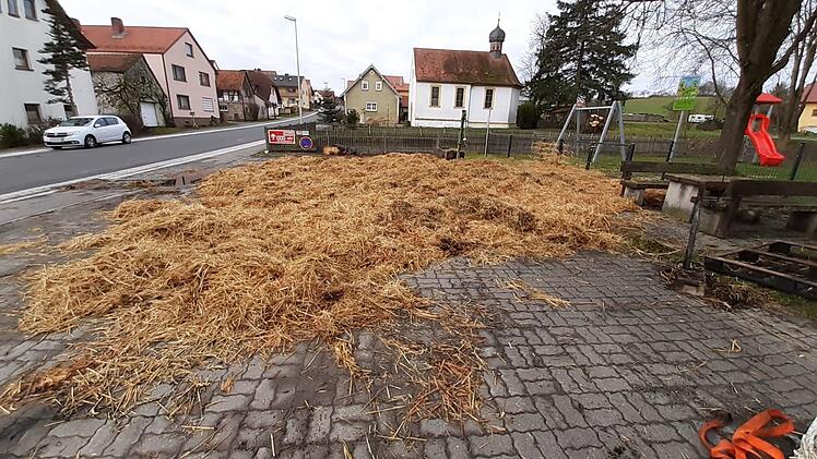 Hofstetten: Schock kurz vor der Hochzeit - Dekoration geht auf Dorfplatz in Flammen auf - "wie eine Drohung"