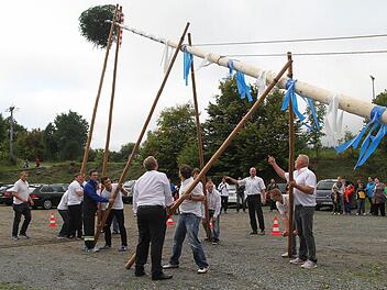 Zum ersten Mal stellten die Sportler des ATS Wartenfels einen 18 Meter hohen Kerwa-Baam - natürlich in den Vereinsfarben. Foto: Sonja Adam