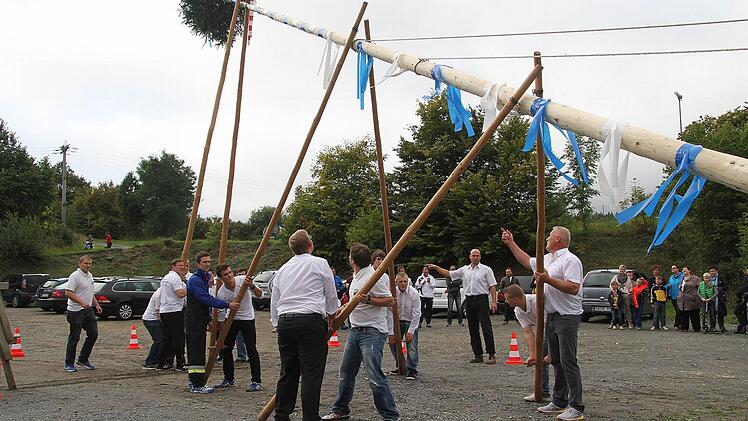 Zum ersten Mal stellten die Sportler des ATS Wartenfels einen 18 Meter hohen Kerwa-Baam - natürlich in den Vereinsfarben. Foto: Sonja Adam