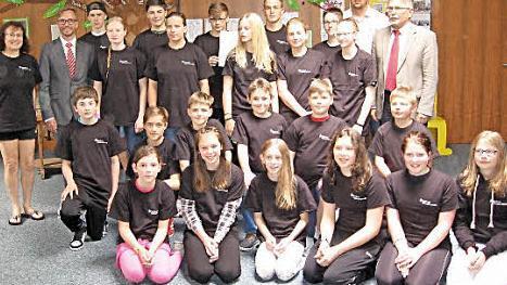 Die Sieger der Klassen f&uuml;nf bis neun beim Kreisentscheid Schwimmen der Realschule, hintere Reihe (von rechts): Schulamtsdirektor Uwe D&ouml;rfer, Gesch&auml;ftsf&uuml;hrer des Arbeitskreises Schulsport Marco Friedrich; hintere Reihe (von links): Kreisschulobfrau f&uuml;r Schwimmen Ina Esser, Sparkassen-Gebietsdirektor Markus Lieb. Fotos: privat