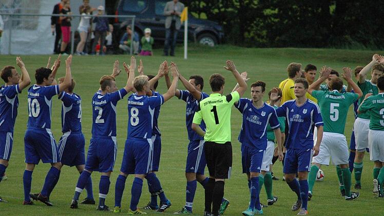 Szene aus dem Eröffnungsspiel zwischen dem SV Riedenberg (grünes Trikot) und dem TSV Münnerstadt (3:1). Foto: Sebastian Schmitt