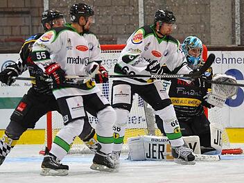Marcel Schorr und Tomas Urban (in Weiß, von links) wollen - wie hier im Testspiel gegen Amberg - die gegnerischen Tore belagern. Foto: Picturedreams