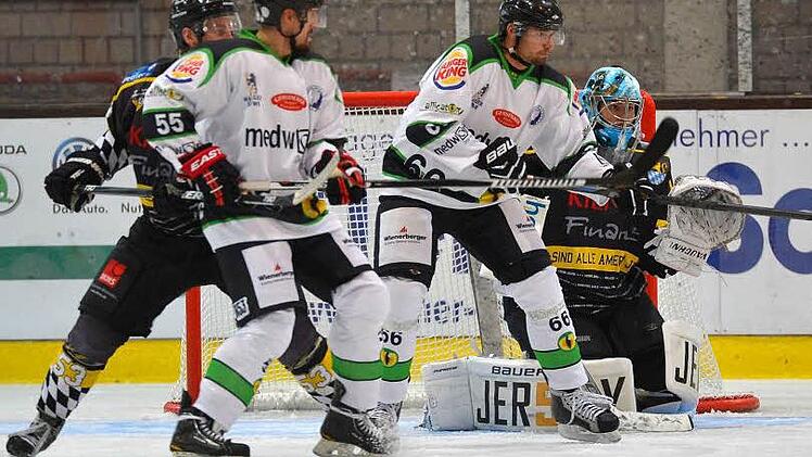 Marcel Schorr und Tomas Urban (in Weiß, von links) wollen - wie hier im Testspiel gegen Amberg - die gegnerischen Tore belagern. Foto: Picturedreams