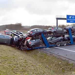 Schwerer Unfall mit Autotransporter auf A3 bei Würzburg