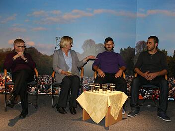 Mein Glaube - Dein Glaube", unter diesem Motto unterhielten sich im Bibelkeller in Haßfurt Pfarrer Stephan Eschenbacher, Familienseelsorgerin Dagmar Schnös und die beiden Moslems Zaher Msalatti und Ahmad Jamaleddin (von links). Foto: Sabine Weinbeer