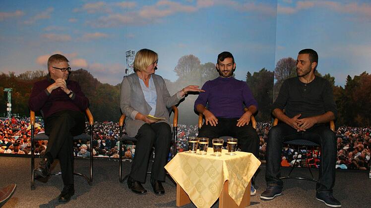 Mein Glaube - Dein Glaube", unter diesem Motto unterhielten sich im Bibelkeller in Haßfurt Pfarrer Stephan Eschenbacher, Familienseelsorgerin Dagmar Schnös und die beiden Moslems Zaher Msalatti und Ahmad Jamaleddin (von links). Foto: Sabine Weinbeer