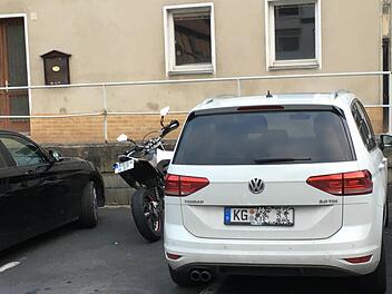 Solche Situationen gibt es am Parkplatz Bräugasse (Wahlerbräu-Parkplatz) fast jeden Tag. Die großen Autos auf kleinen Parkplätzen unterzubringen, war für manchen Autofahrer gar nicht so einfach. Wenn einer in der Reihe krumm stand, setzte sich das fort. Foto: Paul Ziegler