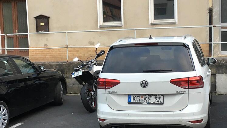 Solche Situationen gibt es am Parkplatz Bräugasse (Wahlerbräu-Parkplatz) fast jeden Tag. Die großen Autos auf kleinen Parkplätzen unterzubringen, war für manchen Autofahrer gar nicht so einfach. Wenn einer in der Reihe krumm stand, setzte sich das fort. Foto: Paul Ziegler