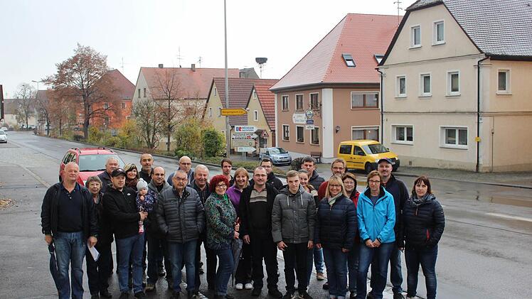 Sie alle freuen sich auf die Neugestaltung des Ortskerns in Wachenroth.Foto: Evi Seeger