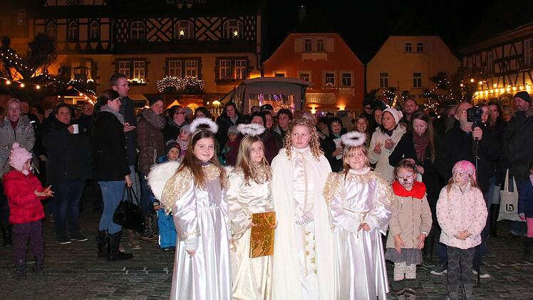 Amelie Fischer, Victoria Vollert, Christkind Mia Klee und Johanna Hartan (von links) warteten gespannt auf ihren Auftritt.
