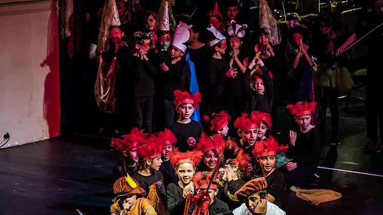 "Compose Strawinsky":_Ovationen gab es für die Schülerinnen und Schüler der Coburger Lutherschule beim Auftritt im Landestheater.Foto: Jochen BErger