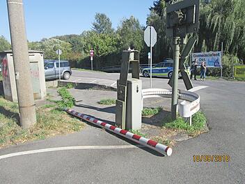 Die abgerissene Halbschranke lag auf dem Boden.  Foto: N. Zipfel/Polizei