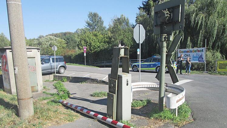 Die abgerissene Halbschranke lag auf dem Boden.  Foto: N. Zipfel/Polizei
