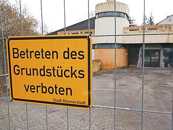 Still ruht das Hallenbad. Solange das Bürgerbegehren läuft, wird es nicht abgerissen. Am kommenden Montag entscheidet der Stadtrat über die Zulässigkeit.  Foto: Thomas Malz
