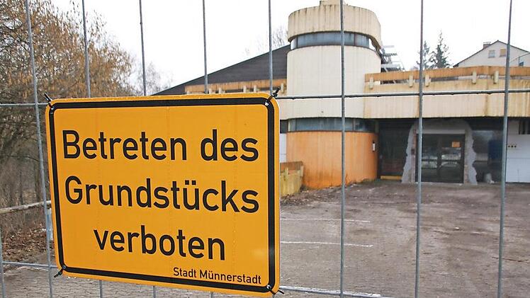 Still ruht das Hallenbad. Solange das Bürgerbegehren läuft, wird es nicht abgerissen. Am kommenden Montag entscheidet der Stadtrat über die Zulässigkeit.  Foto: Thomas Malz