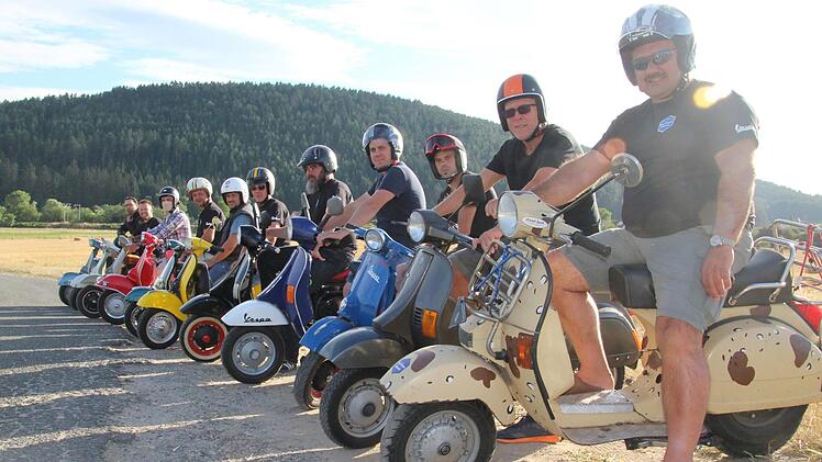 Die Vespa Gruppe Kronach hat im Moment fast 40 Mitglieder. Zu den spontanen Treffen, die über Whatsapp organisiert werden, kommen meist zehn Leute.  Cindy Dötschel