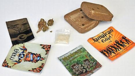 Marihuana, Meth oder Haschisch erkennen auch Laien als Drogen. Bei den bunten Briefchen der gefährlichen Kräutermischungen ist das anders. Foto: Rainer Lutz