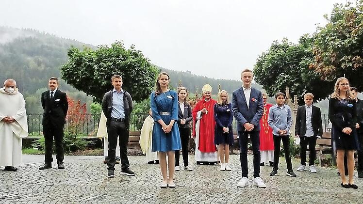 Gemeinsam mit Weihbischof Herwig Gössl (Mitte), Pater Jan Poja (5. v. li) und Pastoralreferent Harald Ulbrich (li.) versammelten sich die Firmlinge zum Erinnerungsfoto. Foto: privat