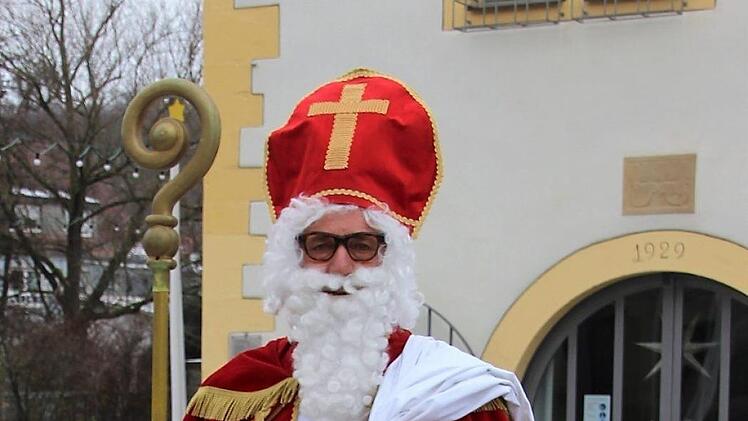 Bischof Nikolaus alias Bernhard Scherer ist  - trotz Corona - ganz nah bei den Menschen.  Zumindest mit seinem Herzen. Diana Fuchs