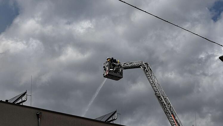 Wohnungsbrand verursacht Rauchwolke &uuml;ber F&uuml;rth: Feuerwehr r&uuml;ckt  mit zwei Drehleitern an