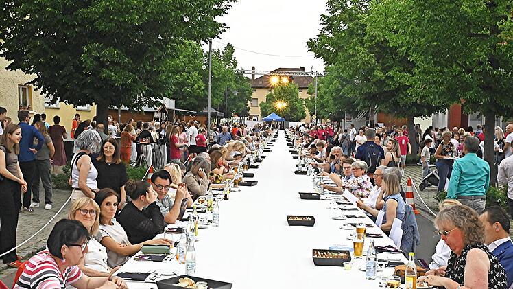 In der Marktstraße war eine 100 Meter lange Tafel aufgebaut.