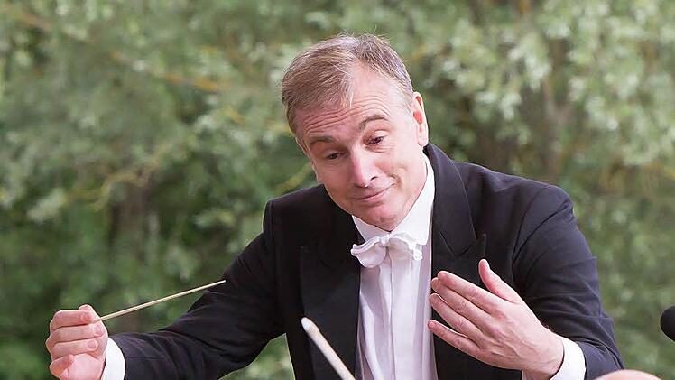 Mit eindringlicher Gestik formt Gastdirigent Stefanos Tsialis den Klang der Nürnberger Symphoniker.