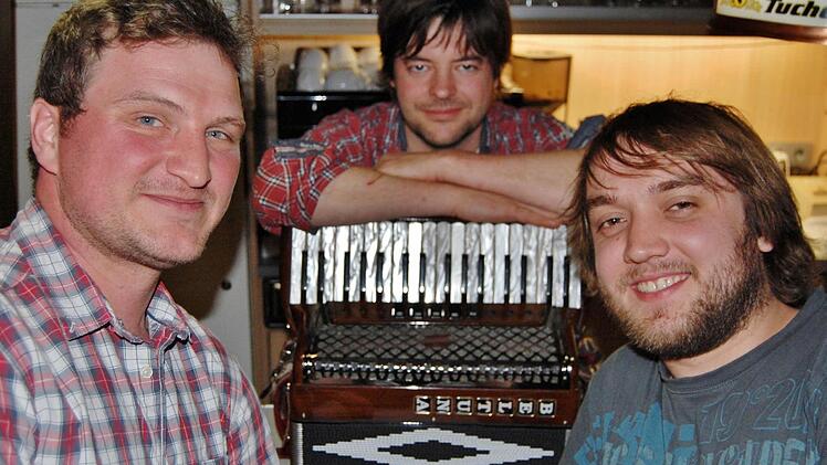 Die Organisatoren Frank Schmitt (36, von links), Benno Schneider (40) und Alexander Albert (24) hoffen auf viele sangesfreudige Mitbürger. Foto: Sigismund von Dobschütz