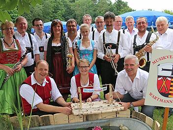 Das Floß des SaaleMusicum wurde zu Wasser gelassen: (vorne, v. l.): André Reith, Laura Breuter und Jürgen Karle, dahinter die Klingenbacher Musikanten; rechts außen Helmut Lapp. Fotos: Gerd Schaar