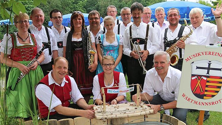 Das Floß des SaaleMusicum wurde zu Wasser gelassen: (vorne, v. l.): André Reith, Laura Breuter und Jürgen Karle, dahinter die Klingenbacher Musikanten; rechts außen Helmut Lapp. Fotos: Gerd Schaar