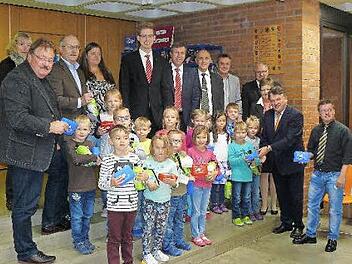 Die 15 Erstklässler der Grundschule Marktleugast erhielten "Emil"-Trinkflaschen und Brotzeitdosen. Mit der Aktion, die von der Sparkasse unterstützt wird, sollen Abfälle vermieden werden. Foto: Klaus-Peter Wulf