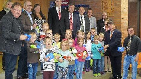 Die 15 Erstklässler der Grundschule Marktleugast erhielten "Emil"-Trinkflaschen und Brotzeitdosen. Mit der Aktion, die von der Sparkasse unterstützt wird, sollen Abfälle vermieden werden. Foto: Klaus-Peter Wulf