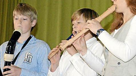 Die Familie Mock aus Hofheim mit Julian, Anton und Sieglinde Mock zeigte ihr Können auf den Flöten.  Fotos: Gerhard Schmidt